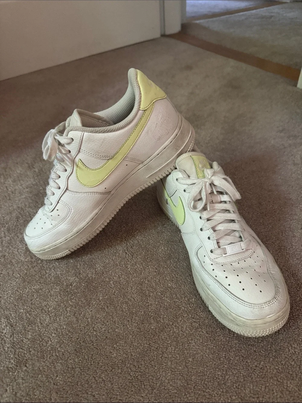 Nike Low-Top Sneakers in White with Pale Yellow Swoosh